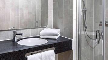 Twin Room | Bathroom | Shower, soap, shampoo, toilet paper
