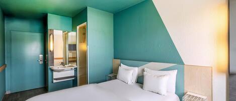 Escritorio, cortinas blackout, insonorización y wifi gratis