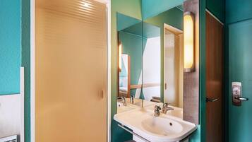 Escritorio, cortinas blackout, insonorización y wifi gratis