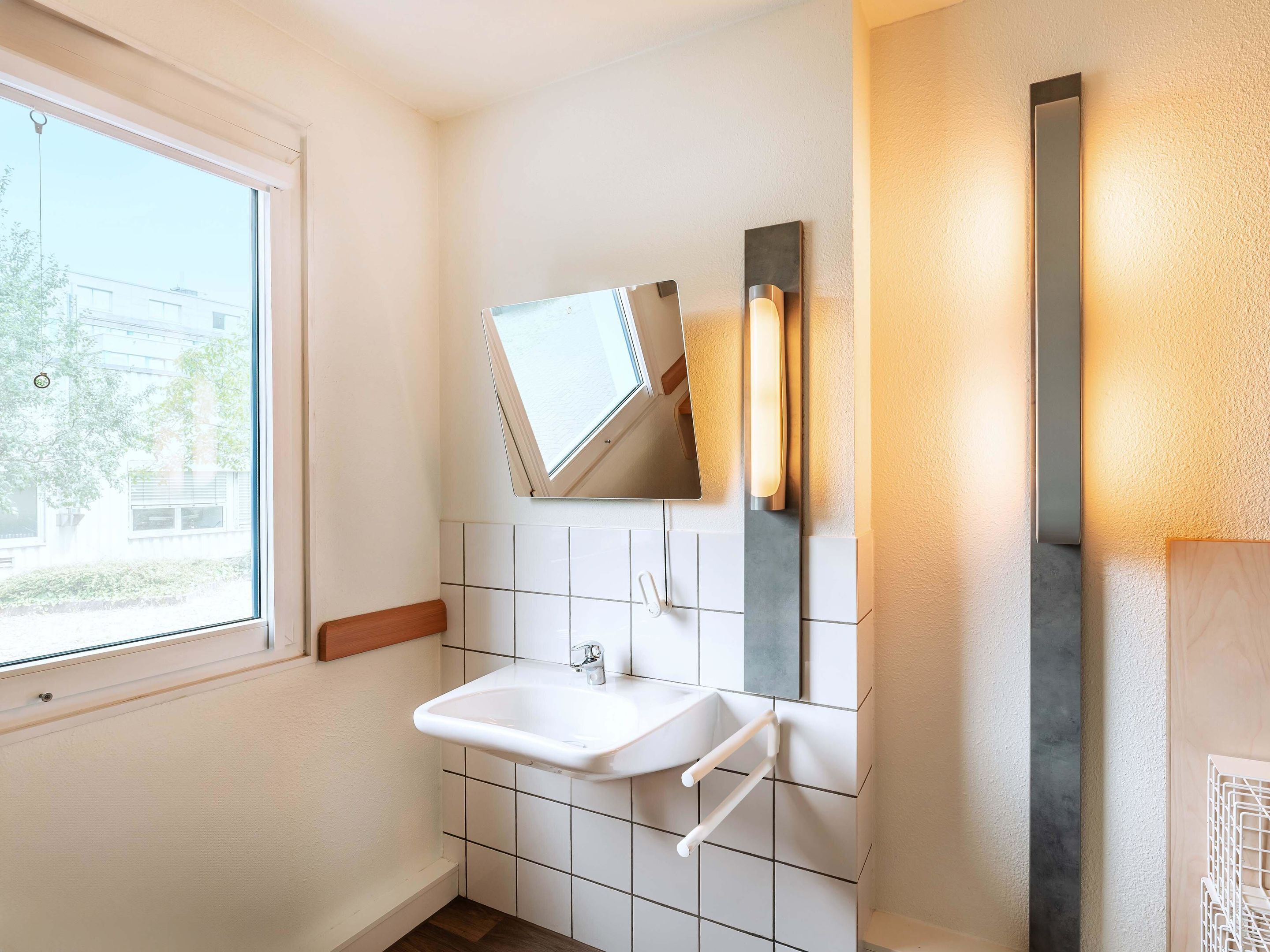 淋浴设施、肥皂、洗发水、卫生纸