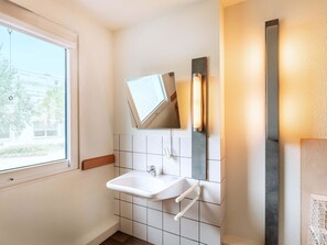 淋浴設備、番梘、洗頭水、廁紙