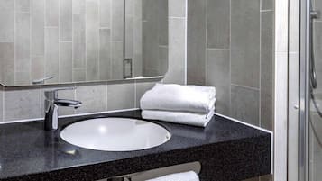 Ducha, jabón, shampoo, papel higiénico