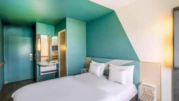 Desk, blackout curtains, soundproofing, free WiFi