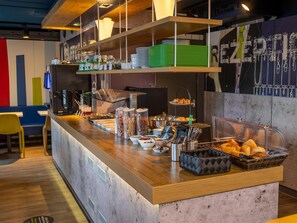 Tägliches Frühstücksbuffet (13.9 EUR pro Person)