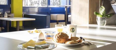 Chuveiro, toalhas de banho, sabonete, shampoo