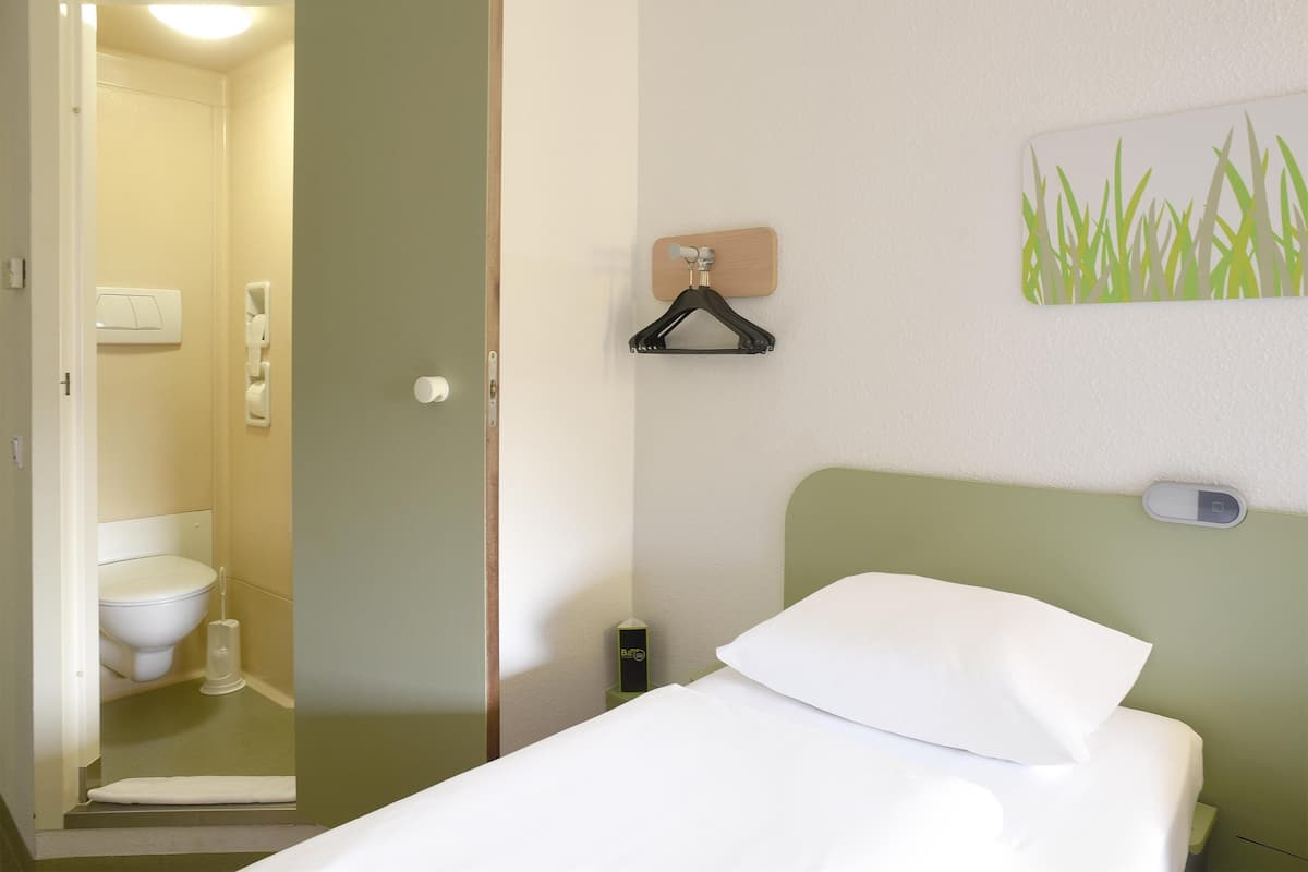 Habitació amb dos llits individuals | 1 dormitori, escriptori i wifi gratuïta