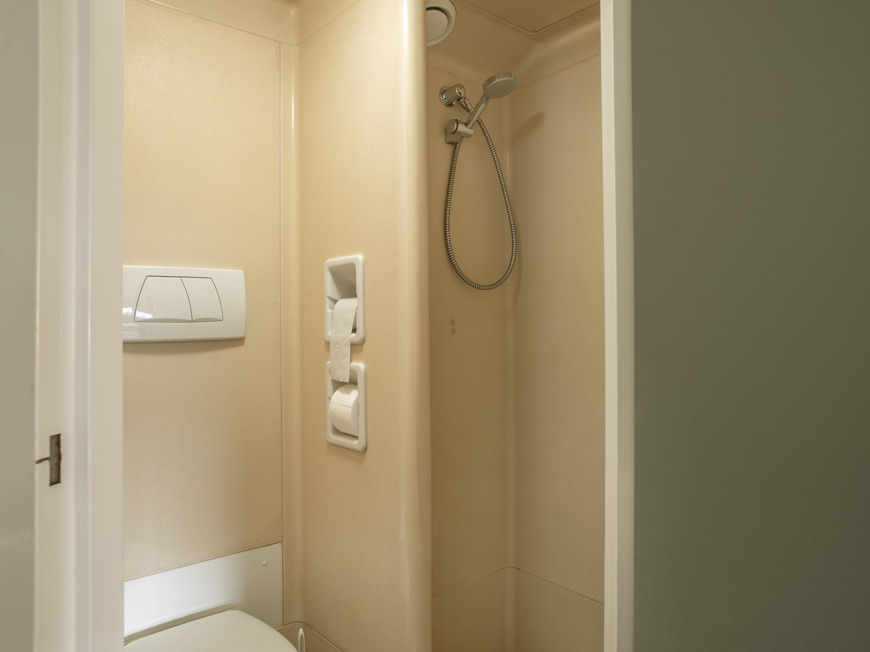 Een douche, handdoeken, zeep, shampoo