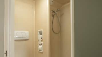 Een douche, handdoeken, zeep, shampoo