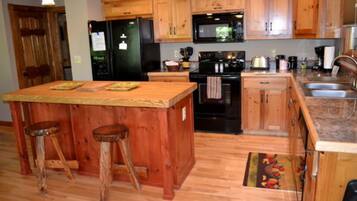 Rumah, Beberapa Tempat Tidur, Bebas Asap Rokok | Dapur pribadi | Lemari es, microwave, oven, dan kompor