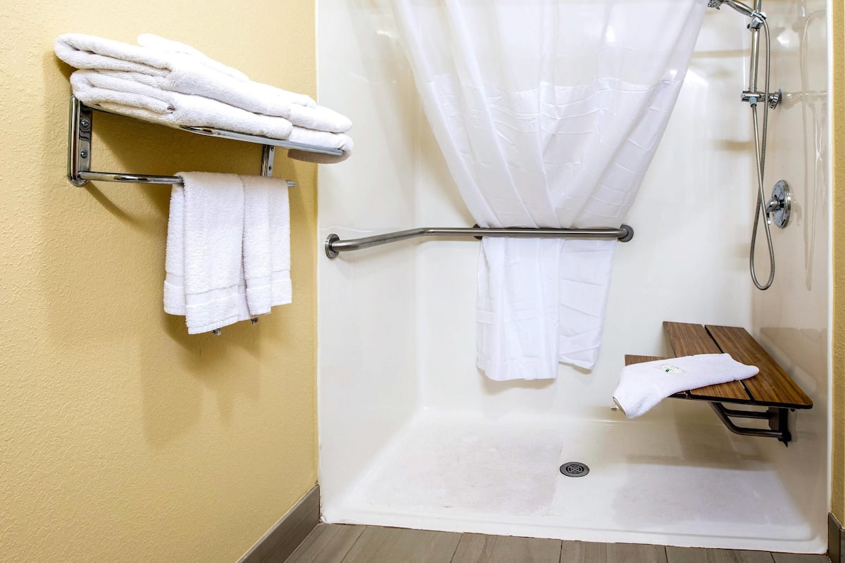 Zimmer, 1 King-Bett, barrierefrei, Nichtraucher | Allergikerbettwaren, Schreibtisch, laptopgeeigneter Arbeitsplatz