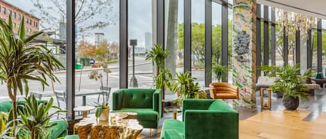 Coin salon dans le hall