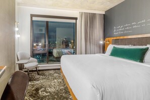 高級寝具、ピロートップベッド、セーフティボックス (室内)、デスク