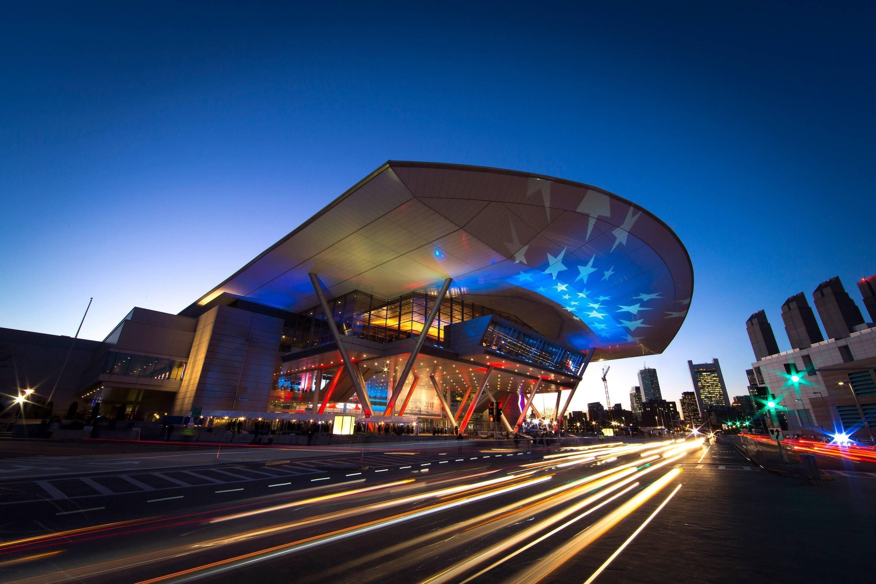 Un bâtiment moderne doté d’une conception architecturale unique, caractérisé par un grand toit incurvé et une projection en forme d’étoile sur la façade.