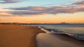 Una playa cerca, bar en la playa