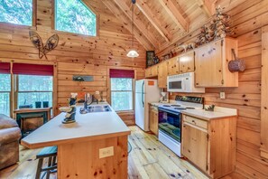 Cabin, Multiple Beds, Non Smoking | Private kitchen | Full-sized fridge, microwave, oven, stovetop