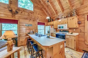 Cabane, plusieurs lits, non-fumeurs | Cuisine privée | Grand réfrigérateur, micro-ondes, four, plaque de cuisson