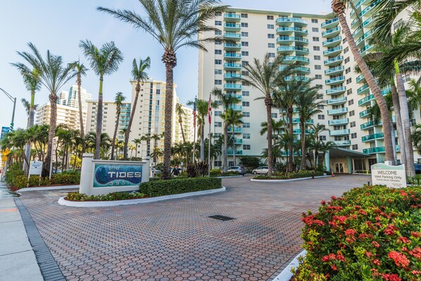 Reception - Tides Hollywood Apartments (Hollywood)