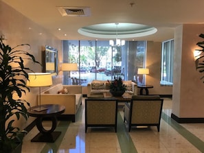 Área de estar no saguão