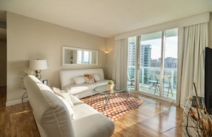 In-room safe, iron/ironing board, free WiFi, bed sheets - Tides Hollywood Apartments (Hollywood)