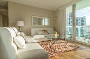 Condo, várias camas, para não fumantes (A) | Cofres nos quartos, ferros/tábuas de passar roupa, Wi-Fi de cortesia