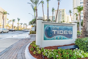 Exterior - Tides Hollywood Apartments (Hollywood)