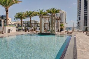 2 Außenpools, Liegestühle