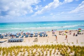 En la playa, sombrillas, bar en la playa