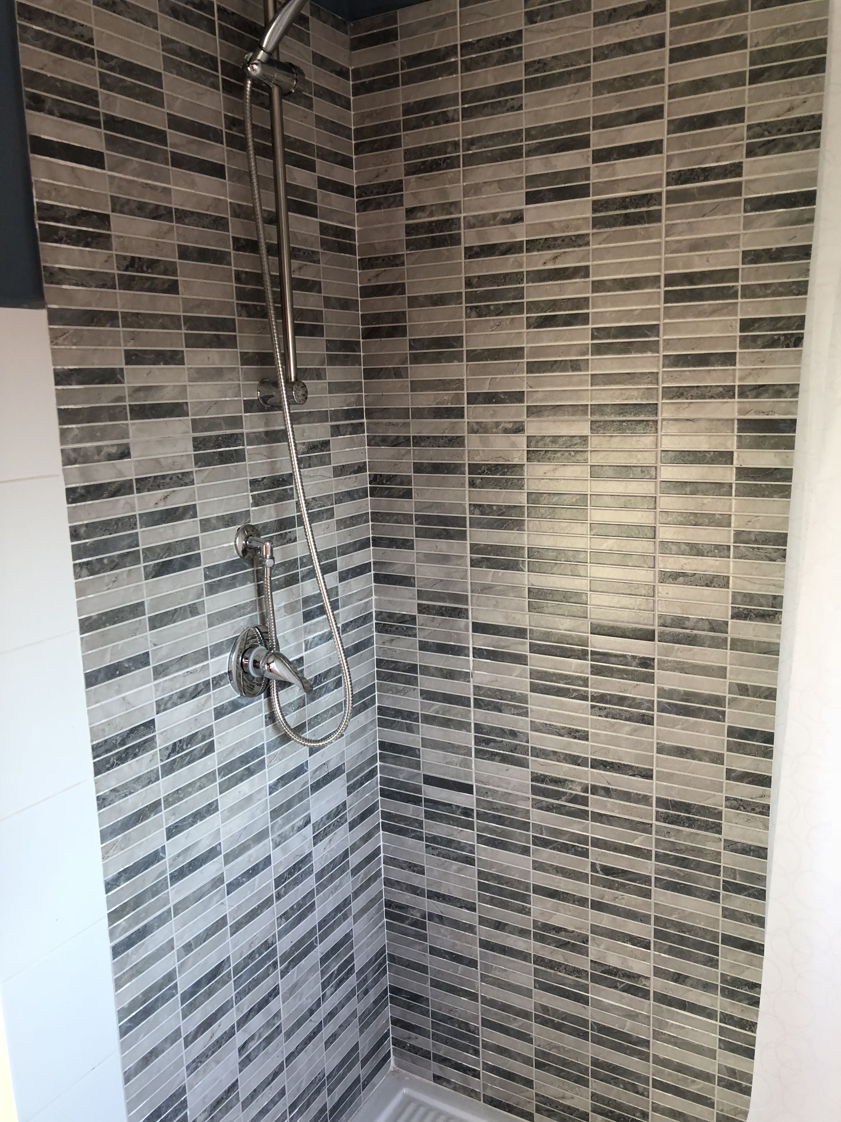 Douche, articles de toilette gratuits, sèche-cheveux, bidet