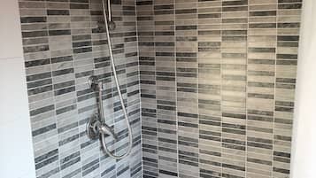 Douche, articles de toilette gratuits, sĂšche-cheveux, bidet