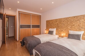 Premium bedding, down duvets, individually decorated, desk - Sweet Spot - Carcavelos Guesthouse (Cascais)