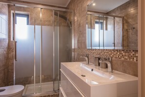 Shower, rainfall showerhead, free toiletries, hair dryer - Sweet Spot - Carcavelos Guesthouse (Cascais)