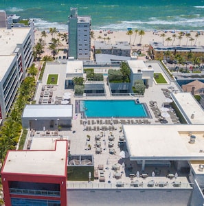 Exterior - CH Deluxe Apartments  by MDR (Hollywood)