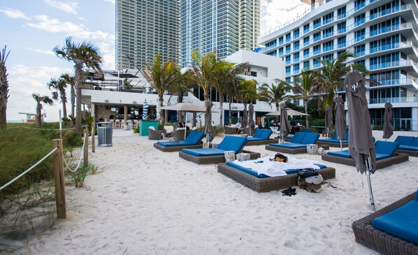 Beach nearby, sun-loungers, beach umbrellas, beach towels - Beachwalk Private Apartments (Hallandale Beach)
