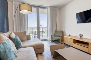 Appart'hôtel, 2 chambres (A) | Salle de séjour | Télévision