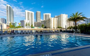 Outdoor pool - Beachwalk Private Apartments (Hallandale Beach)