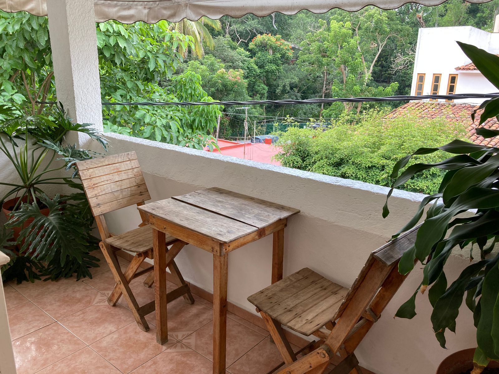 Habitación doble estándar, baño compartido (#9) | Área de sala de estar | Televisión de pantalla plana de 32 pulgadas con canales por cable 