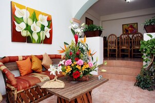 Televisión de pantalla plana de 32 pulgadas con canales por cable