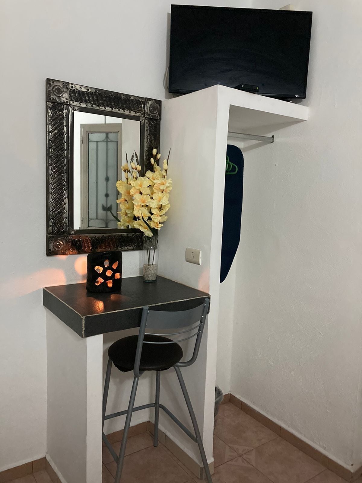 Tabla de planchar con plancha y ropa de cama 