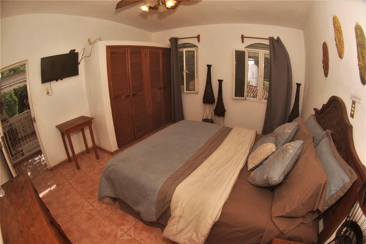1 slaapkamer, een strijkplank/strijkijzer, beddengoed