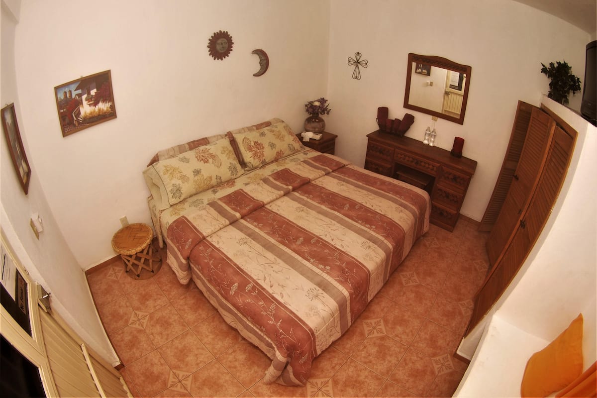 1 slaapkamer, een strijkplank/strijkijzer, beddengoed