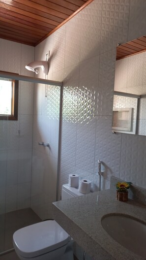 Een douche, een regendouche, designer toiletartikelen, een haardroger