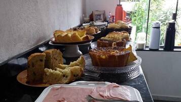 Café da manhã com buffet grátis todos os dias