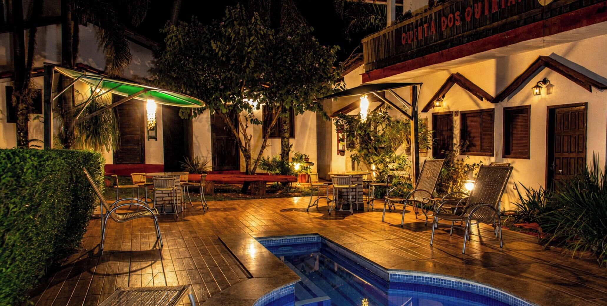 Una piscina al aire libre, sombrillas
