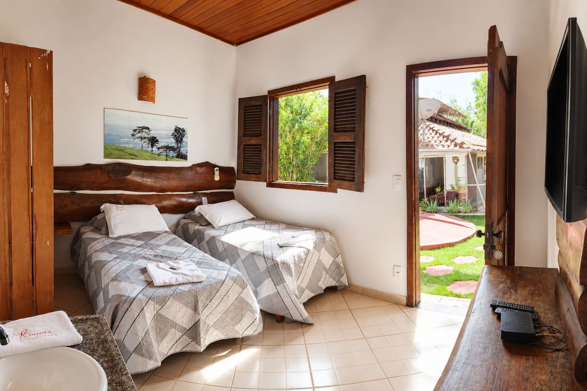 Suíte Ipê roxo - Pousada Quinta dos Quintais | Premium bedding, iron/ironing board (on request), WiFi (free)