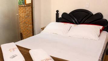 Ropa de cama de alta calidad y tabla de planchar con plancha