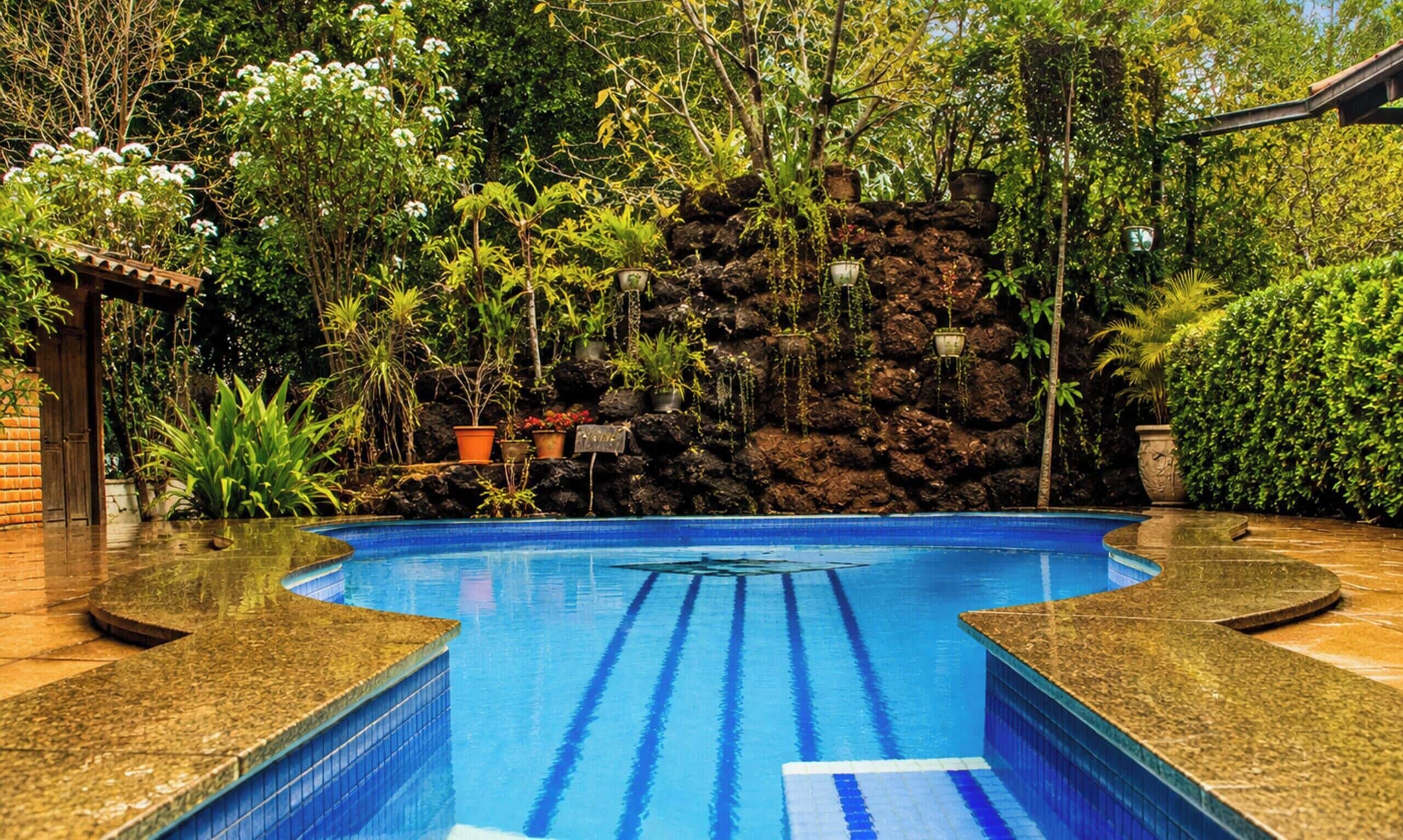 Una piscina al aire libre, sombrillas