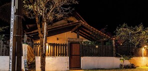 Front of property - evening/night - Pousada Quinta Dos Quintais (Chapada dos Guimarães)