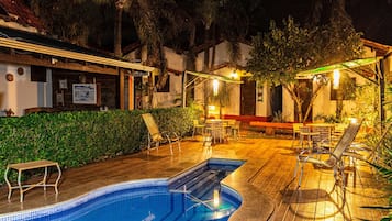 Suíte Ipê amarelo - Pousada Quinta dos Quintais | Alberca | Alberca al aire libre y sombrillas en la alberca