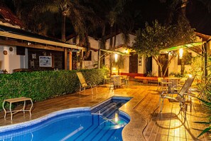 Suíte Ipê amarelo - Pousada Quinta dos Quintais | Pool | Outdoor pool, pool umbrellas - Pousada Quinta Dos Quintais (Chapada dos Guimarães)