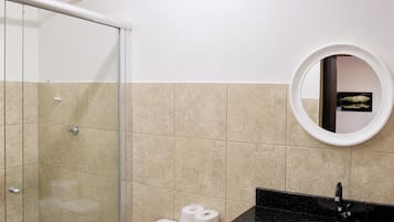 Ducha, toallas, jabón, papel higiénico